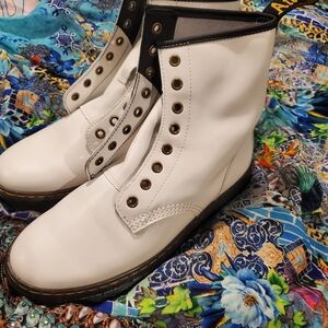 Size W9 white Doc martens